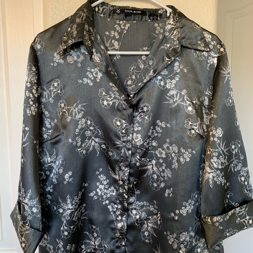 Nwot Women's Grey With White Floral Print Belted Blouse Size M